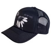 kasket med blomst og bi