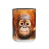 Kaffekrus med baby orangutan der hænger fra en gren